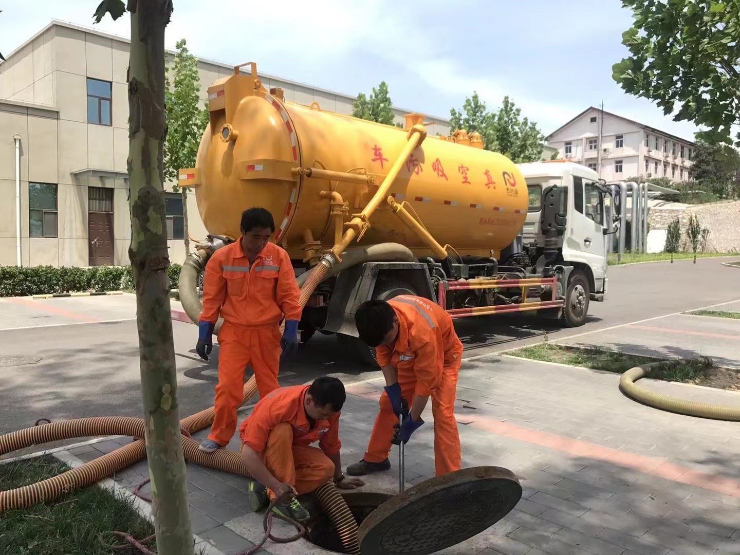 安图管道疏通车停在窨井附近